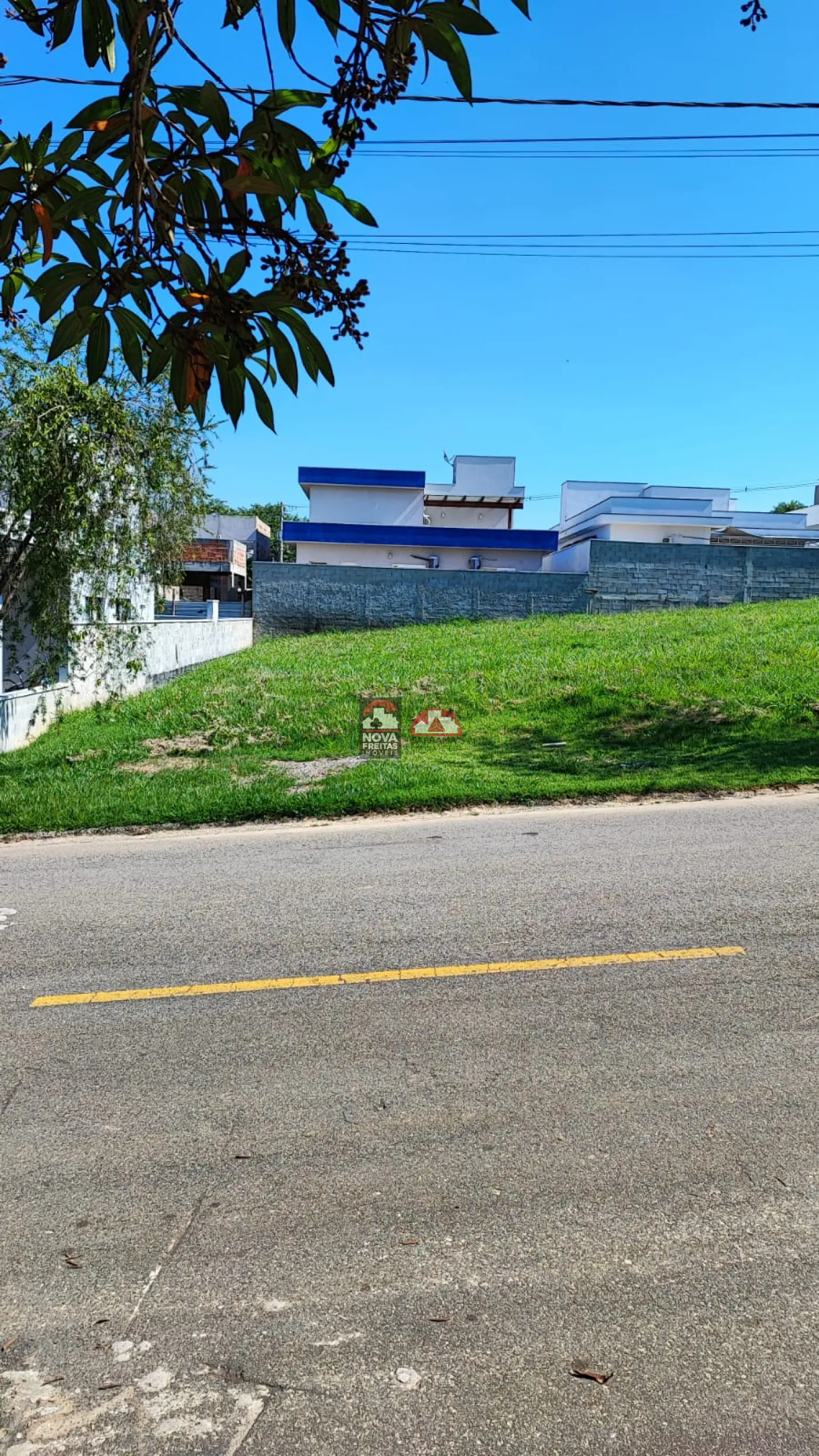 Terreno / Padrão em Condomínio em Pindamonhangaba , Comprar por R$370.000,00