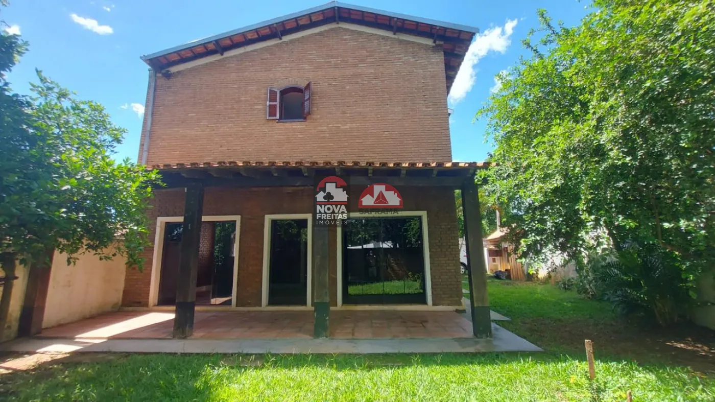 Casa / Sobrado Padrão em Pindamonhangaba Alugar por R$2.900,00