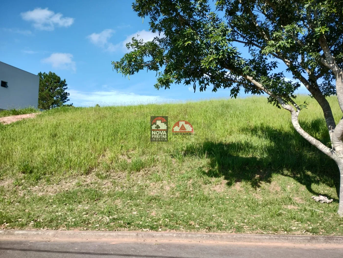 Terreno / Padrão em Condomínio em Jambeiro , Comprar por R$360.000,00