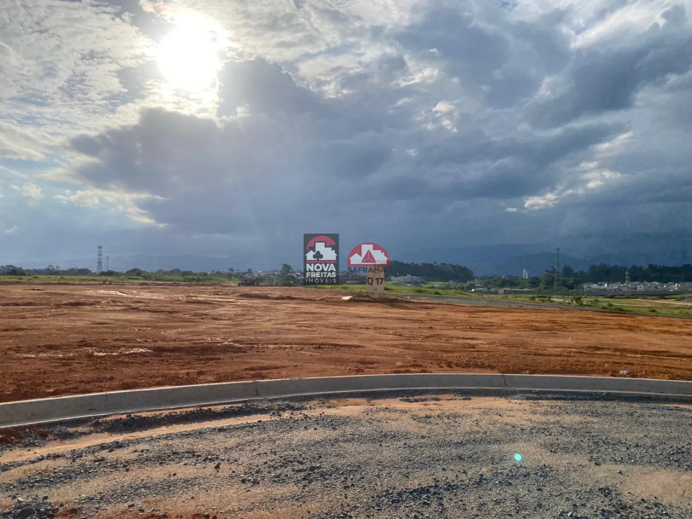 Terreno / Padrão em Condomínio em Pindamonhangaba 