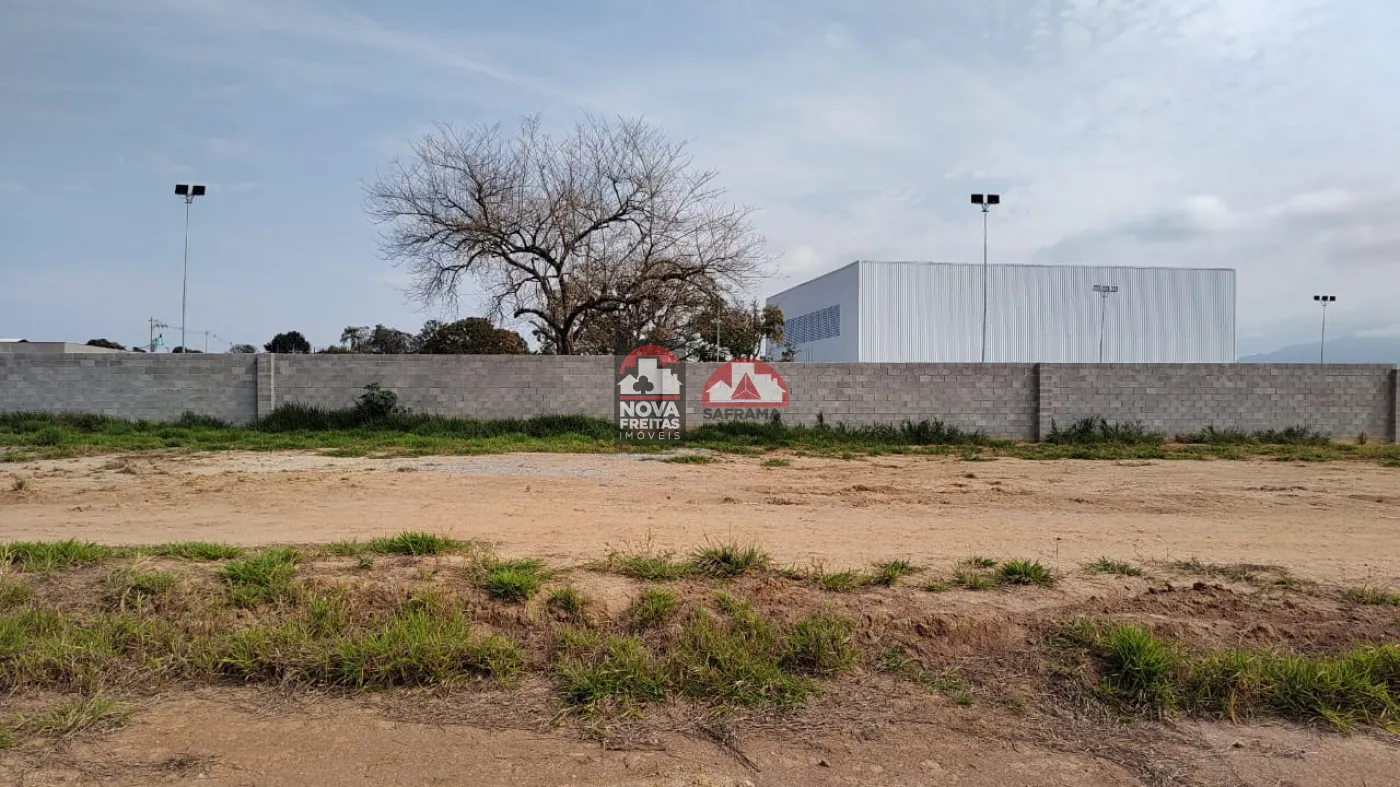 Terreno / Padrão em Condomínio em Pindamonhangaba 