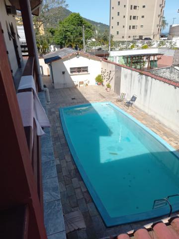 Excelente oportunidade! Casa a 50 metros da praia Martim de Sá, com 04 suítes, piscina e vaga para até 10 carros.