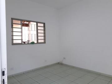 Alugar Casa / Padrão em Pindamonhangaba. apenas R$ 950,00