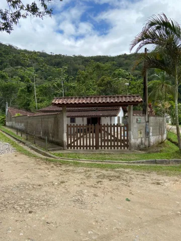 Alugar Casa / Padrão em Caraguatatuba. apenas R$ 810.000,00