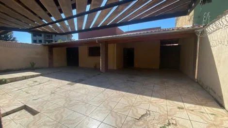 EXCELENTE CASA TÉRREA  3 Dorms, há  poucos metros da praia