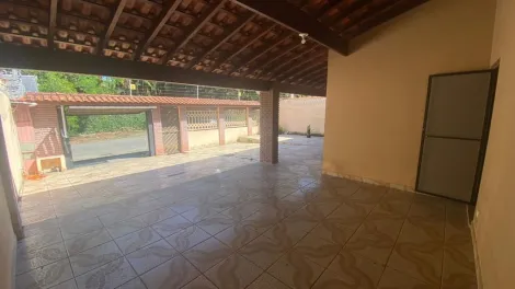 EXCELENTE CASA TÉRREA  3 Dorms, há  poucos metros da praia