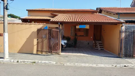 Alugar Casa / Padrão em Caçapava. apenas R$ 690.000,00