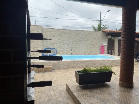 Casa de praia com piscina na região central de Caraguá