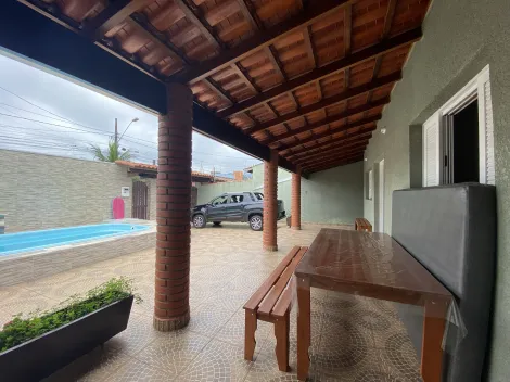 Casa de praia com piscina na região central de Caraguá
