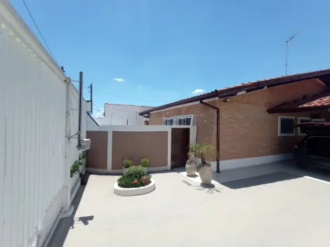 Alugar Casa / Padrão em São José dos Campos. apenas R$ 3.300,00