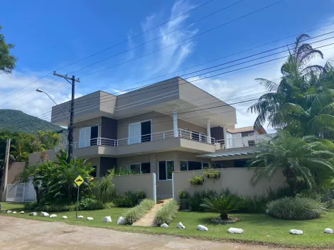 Incrível casa em Condomínio Pé na Areia e com garagem para Barco e jetsky. Oportunidade Única em Ubatuba!